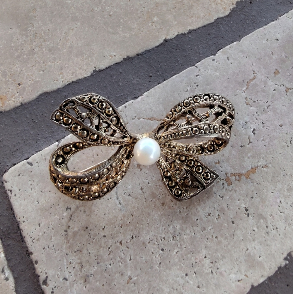 Vintage Gold Tone Bow Brooch Bow With Faux Pearl